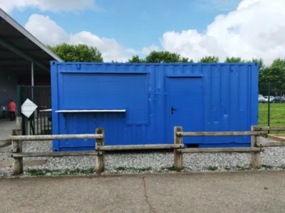 BAR BUVETTE EN CONTAINER 20 PIEDS – 2 AUVENTS