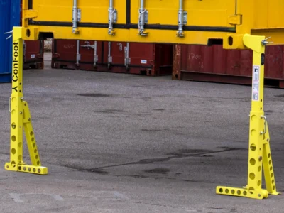 BÉQUILLES POUR CONTAINER MARITIME À QUAI DE DÉCHARGEMENT