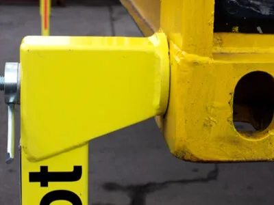 BÉQUILLES POUR CONTAINER MARITIME À QUAI DE DÉCHARGEMENT