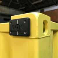 KIT DE FIXATION DE POTEAU SUR CONTAINER MARITIME