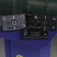 KIT DE FIXATION LATÉRALE D’ENSEIGNE SUR CONTAINER MARITIME