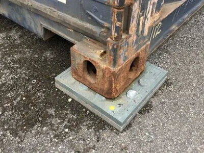 PLAQUE DE CALAGE POUR CONTAINERS SUR SOLS DURS