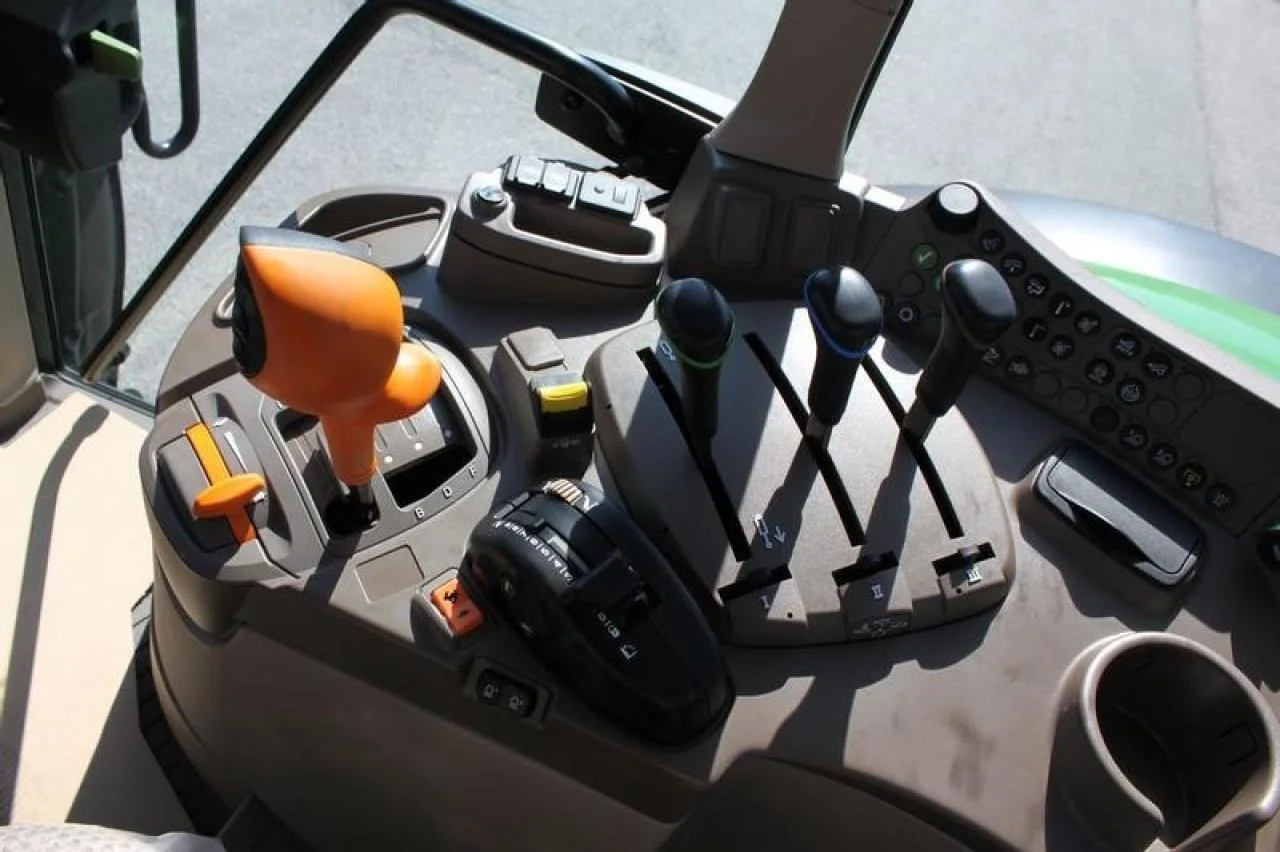 2018 JOHN DEERE 6145R