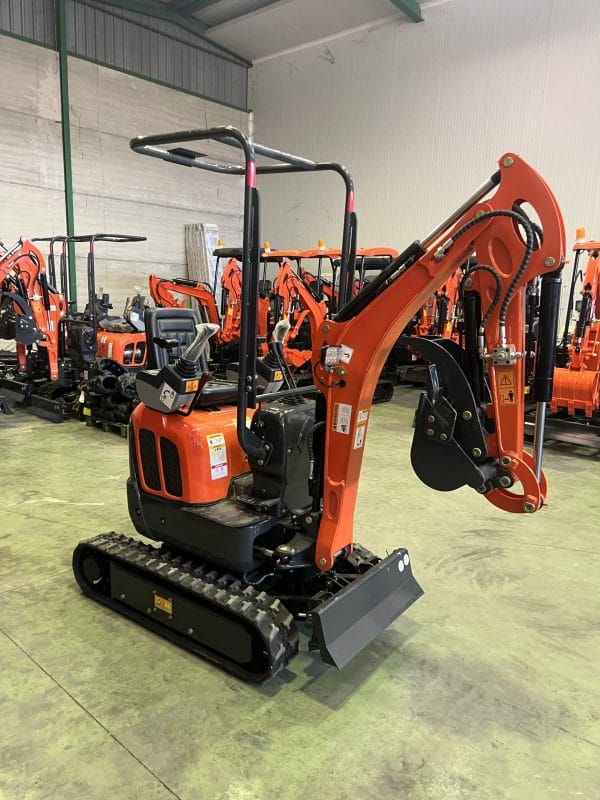 MINI EXCAVATRICE 1200 KG MOTEUR KUBOTA 3 CYLINDRES AVEC CHENILLES RÉTRACTABLES DE 74 CM